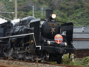 信越線沿線を疾走するC57型蒸気機関車